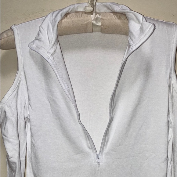 NWT White Cold Shoulder Bodysuit with Mock Turtleneck and Front Zipper XS - Picture 6 of 7